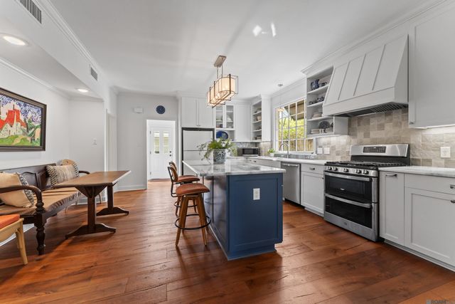 1925 Country Club Dr, Baton Rouge, LA 70808