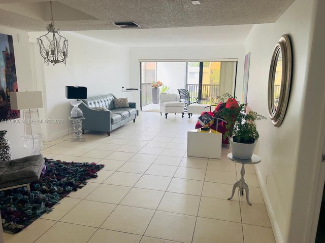 491 Racquet Club Road 211, Weston, FL 33326
