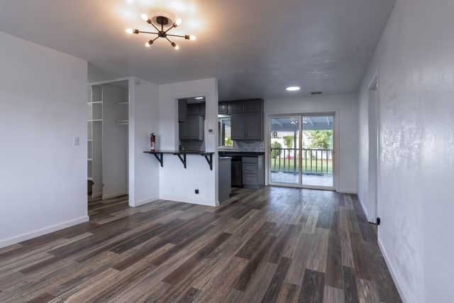 1121 Washburn Way, Klamath Falls, OR 97603