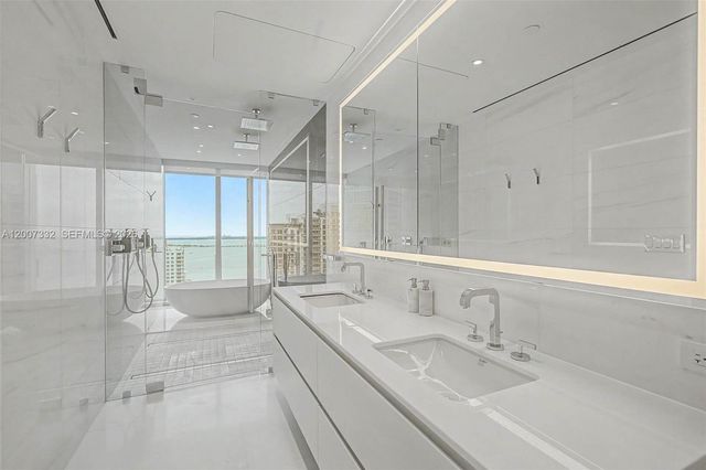 300 Biscayne Blvd Way 3203, Miami, FL 33131