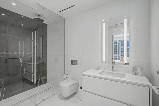 300 Biscayne Blvd Way 3203, Miami, FL 33131