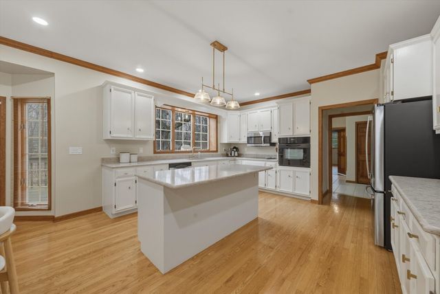 55 OAK CREEK Drive, Yorkville, IL 60560