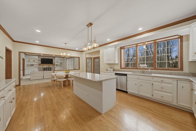 55 OAK CREEK Drive, Yorkville, IL 60560