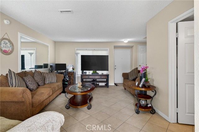 824 N Pasadena, Azusa, CA 91702