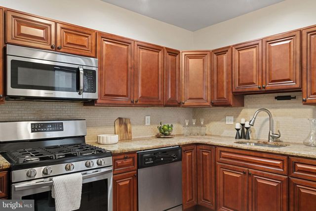 566 MARTIN ST, Philadelphia, PA 19128