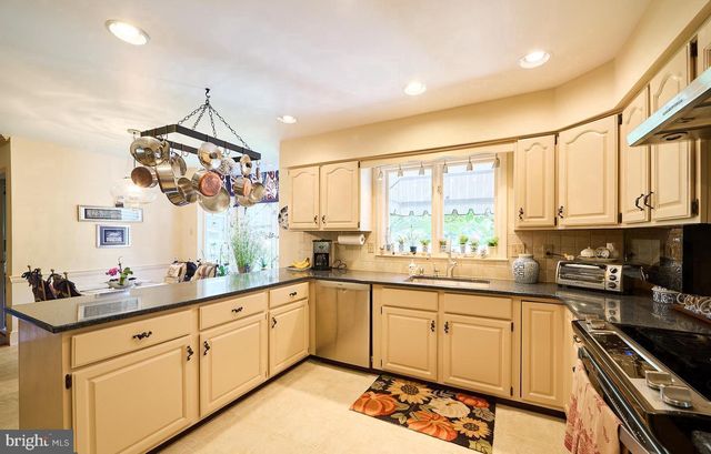 27 RAPHAEL RD, Hockessin, DE 19707