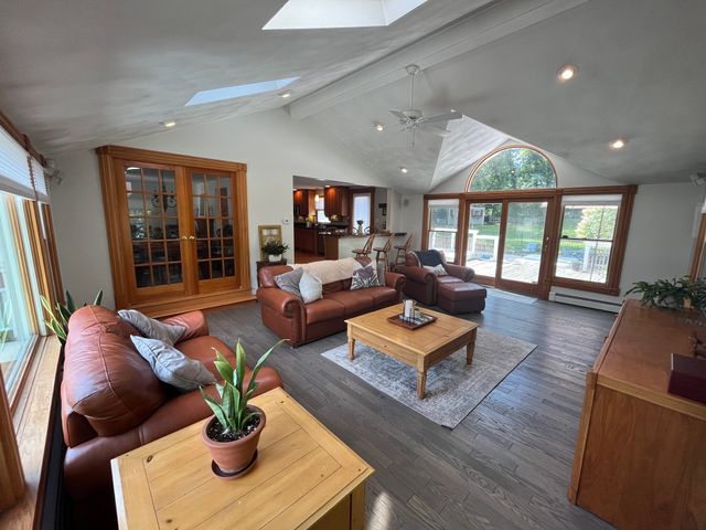 11 Phyllis Avenue, Burlington, MA 01803