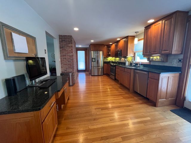 11 Phyllis Avenue, Burlington, MA 01803