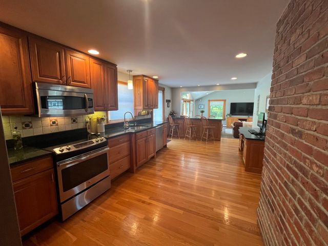 11 Phyllis Avenue, Burlington, MA 01803