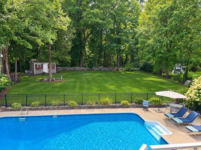 11 Phyllis Avenue, Burlington, MA 01803