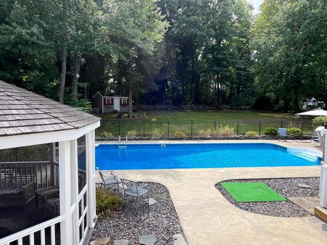 11 Phyllis Avenue, Burlington, MA 01803