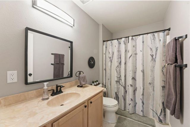 412 E Red Pine CIRCLE, Dousman, WI 53118