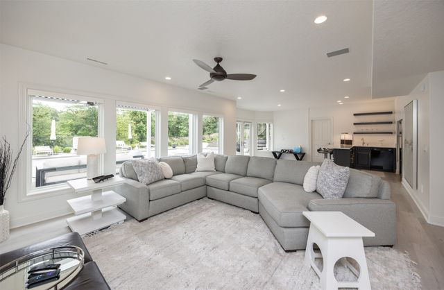 1710 S 49th Street, West Des Moines, IA 50265