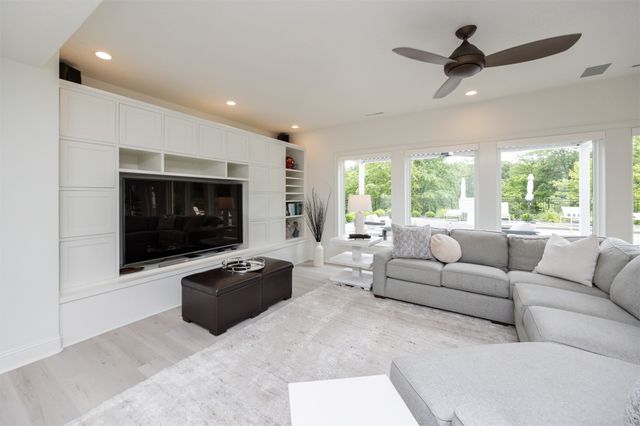 1710 S 49th Street, West Des Moines, IA 50265
