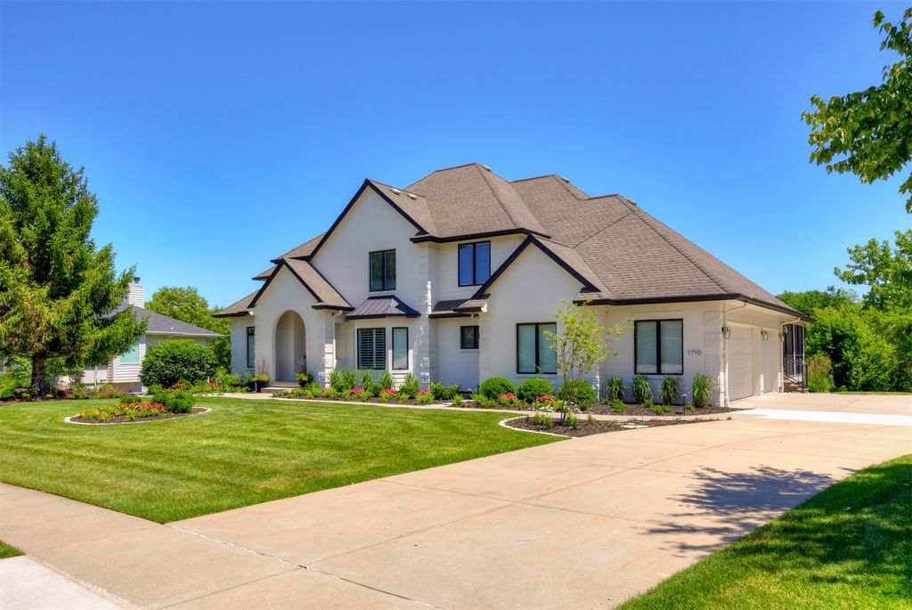 1710 S 49th Street, West Des Moines, IA 50265