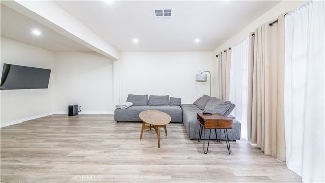 7422 Hazeltine Avenue 2, Van Nuys, CA 91405