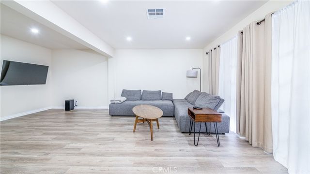 7422 Hazeltine Avenue 2, Van Nuys, CA 91405