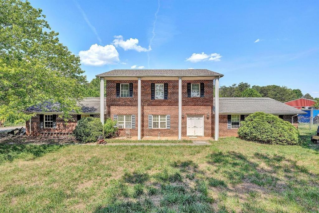 1441 Dickerson RD, Goodview, VA 24095