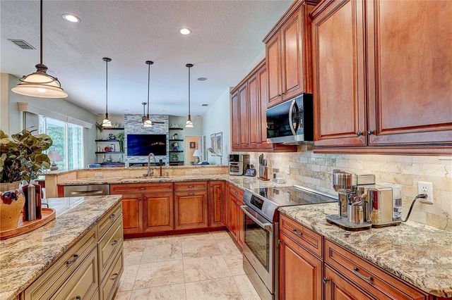 2812 CLUBHOUSE DRIVE, Plant City, FL 33566