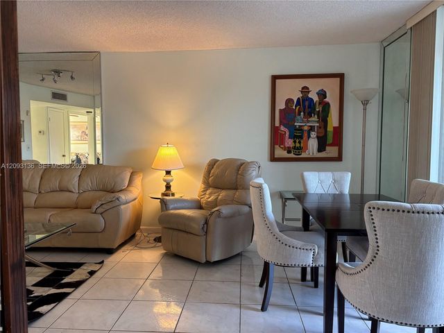 9900 Sunrise Lakes Boulevard 210, Sunrise, FL 33322