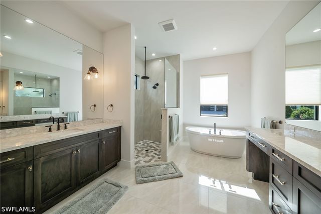 2943 Coco Lakes DR, Naples, FL 34105