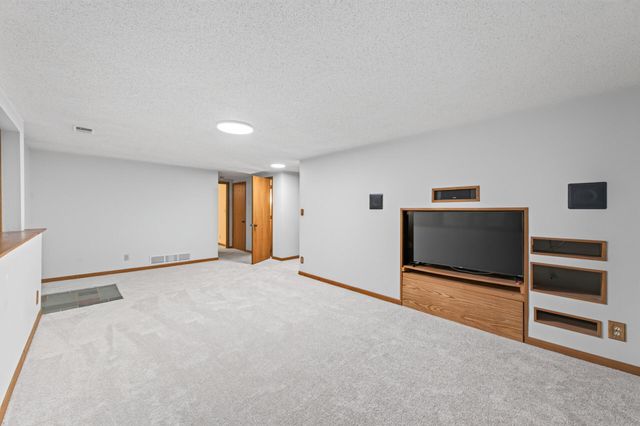 7712 Riverdale Drive N, Brooklyn Park, MN 55444