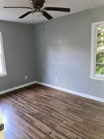 324 Acacia Street, Lake Jackson, TX 77566