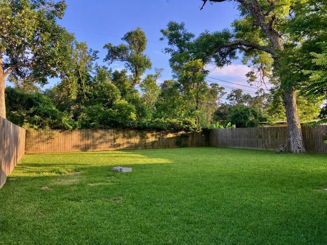 324 Acacia Street, Lake Jackson, TX 77566