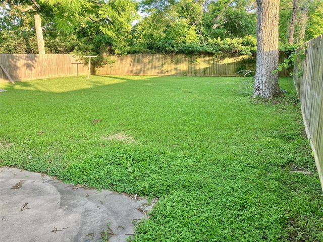 324 Acacia Street, Lake Jackson, TX 77566