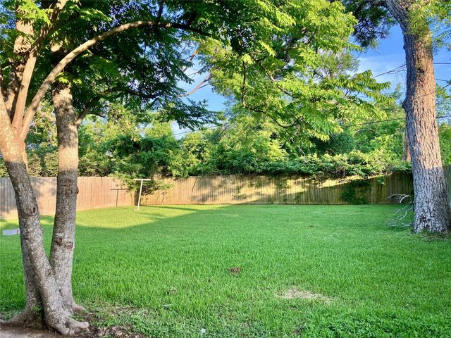 324 Acacia Street, Lake Jackson, TX 77566