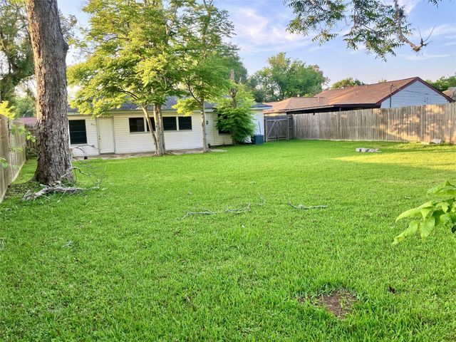 324 Acacia Street, Lake Jackson, TX 77566
