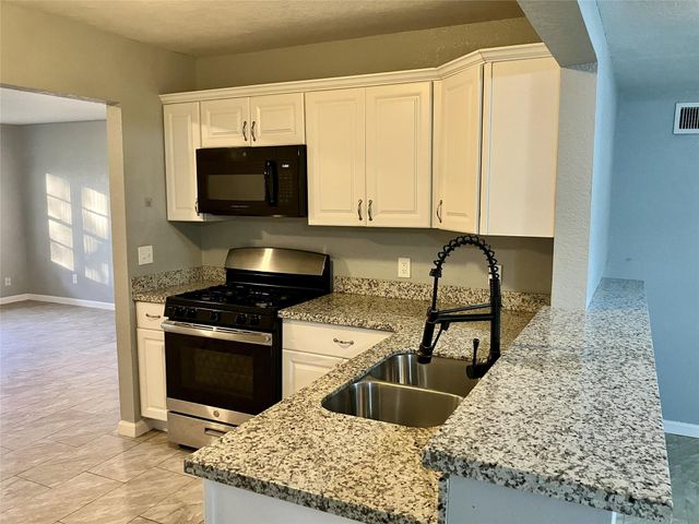 324 Acacia Street, Lake Jackson, TX 77566