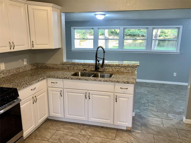 324 Acacia Street, Lake Jackson, TX 77566
