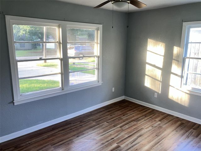 324 Acacia Street, Lake Jackson, TX 77566