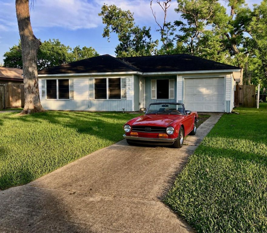 324 Acacia Street, Lake Jackson, TX 77566