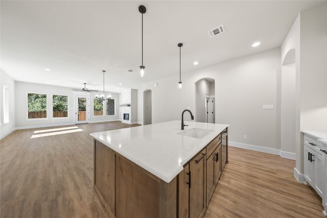 903 Boston Lane, River Oaks, TX 76114
