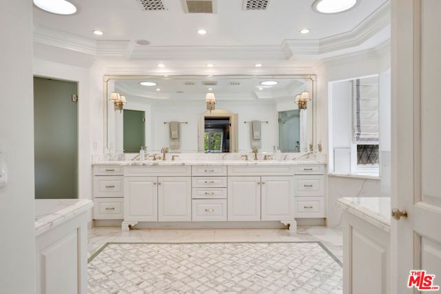 13037 San Vicente Boulevard, Los Angeles, CA 90049