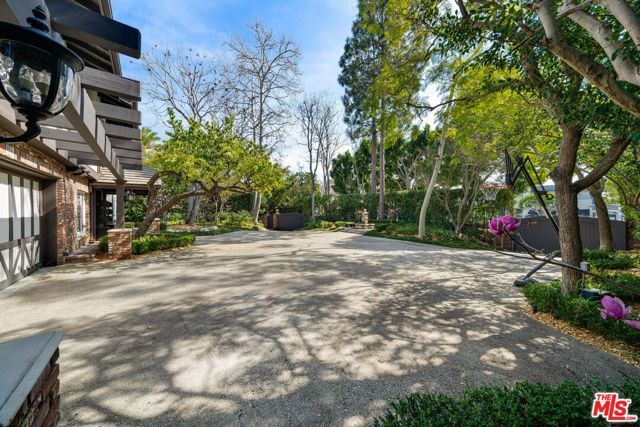 13037 San Vicente Boulevard, Los Angeles, CA 90049