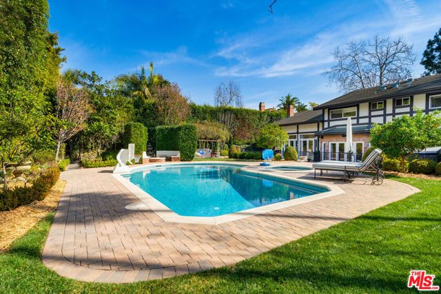 13037 San Vicente Boulevard, Los Angeles, CA 90049