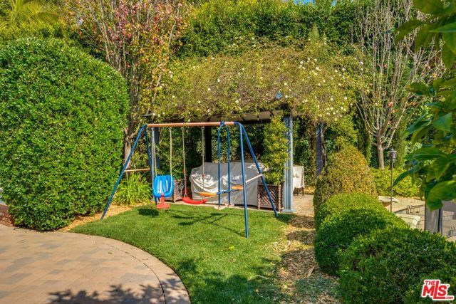 13037 San Vicente Boulevard, Los Angeles, CA 90049