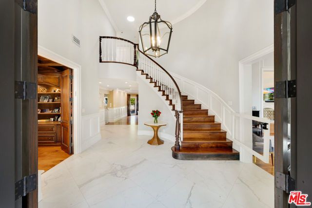 13037 San Vicente Boulevard, Los Angeles, CA 90049