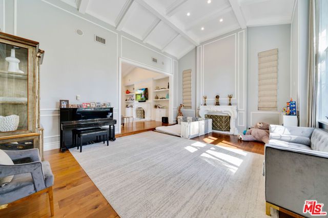 13037 San Vicente Boulevard, Los Angeles, CA 90049
