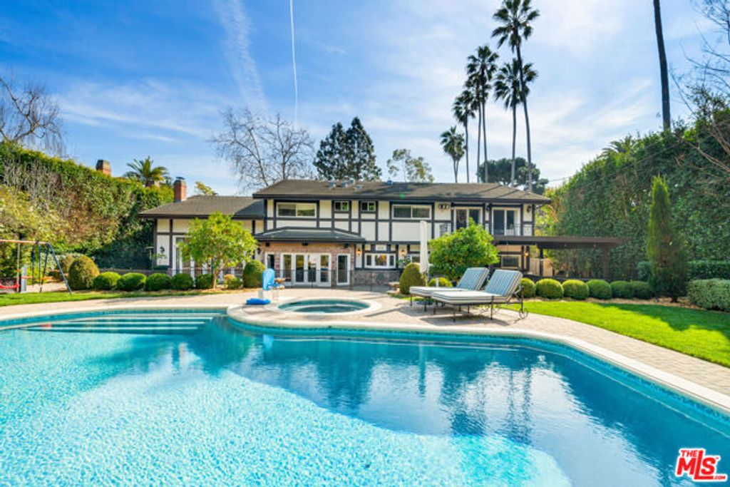 13037 San Vicente Boulevard, Los Angeles, CA 90049