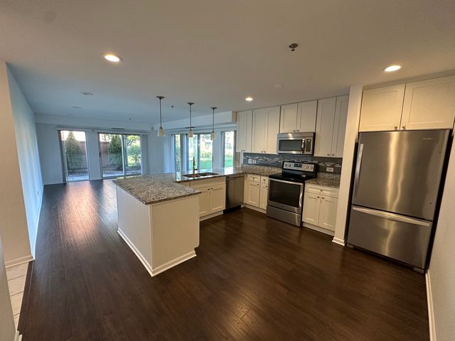 401 KELBURN Road 114, Deerfield, IL 60015