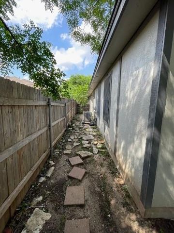 1233 Armadillo RD 1233, Austin, TX 78745