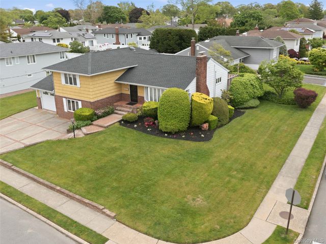 70 Polo Road, Massapequa, NY 11758