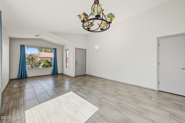 8596 N Sayante Way, Tucson, AZ 85743