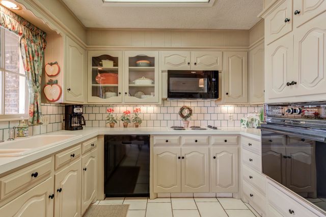 227 Cottonwood Lane, Levelland, TX 79336