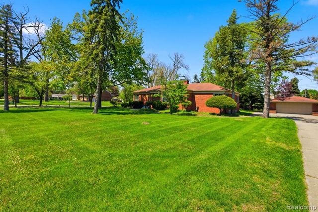 35564 Schoolcraft Road, Livonia, MI 48150