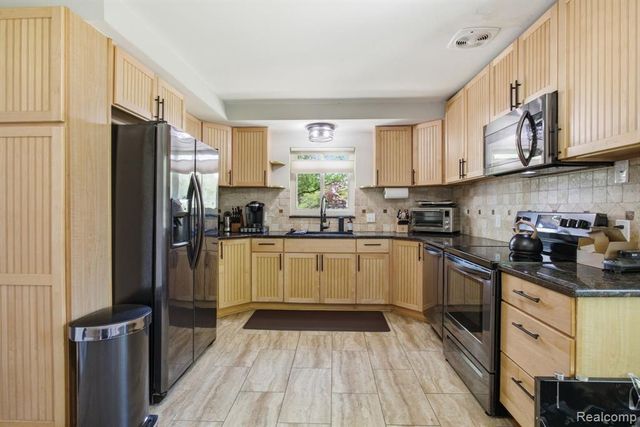 35564 Schoolcraft Road, Livonia, MI 48150